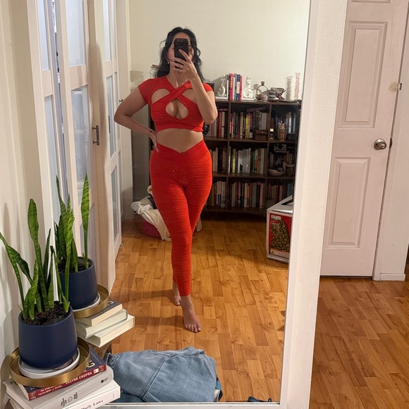 Red Cut-Out Matching Set - Picture 5 of 8